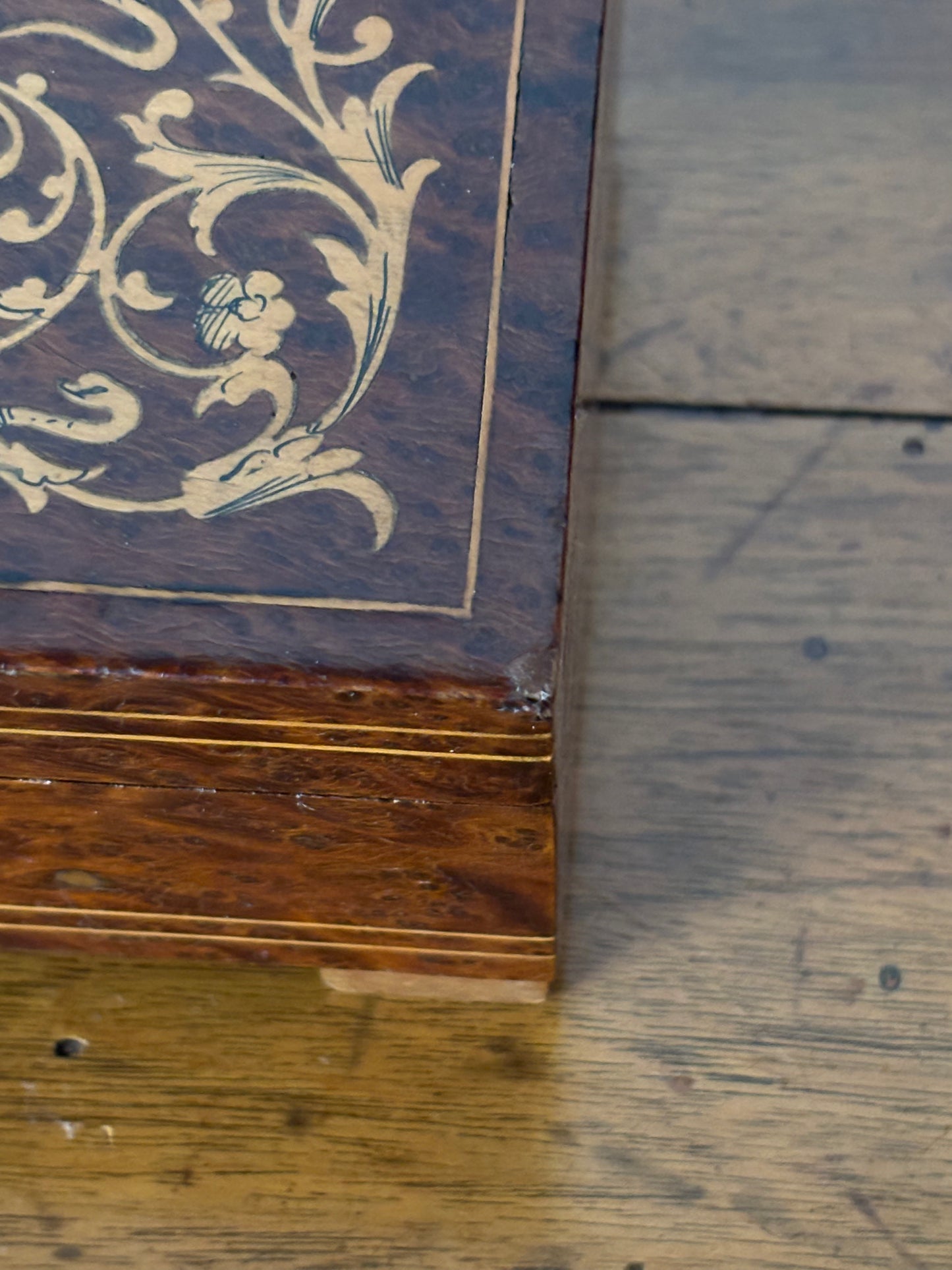 Vintage wooden inlaid jewelry box with music box – Timeless artisanal elegance
