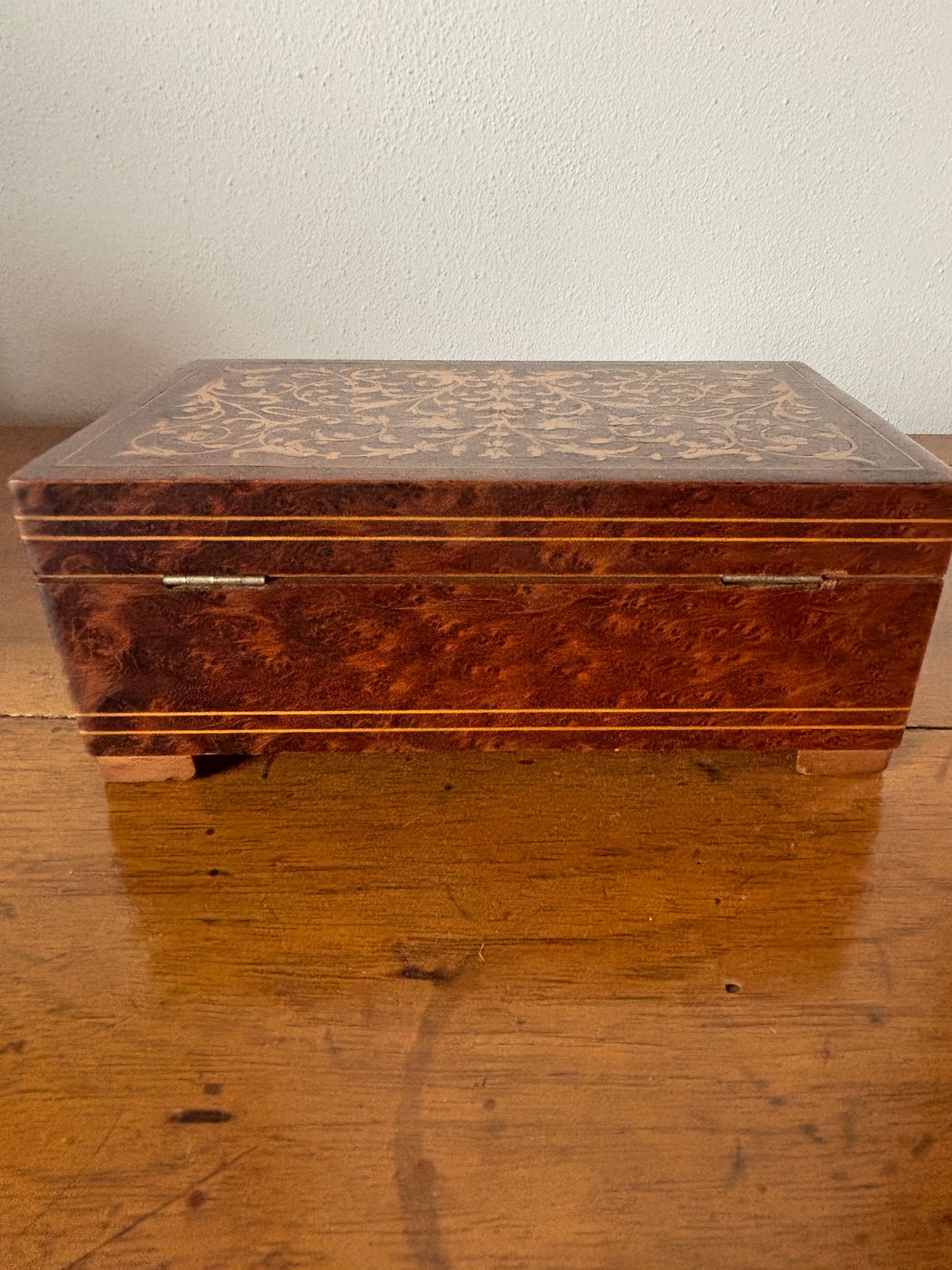 Vintage wooden inlaid jewelry box with music box – Timeless artisanal elegance