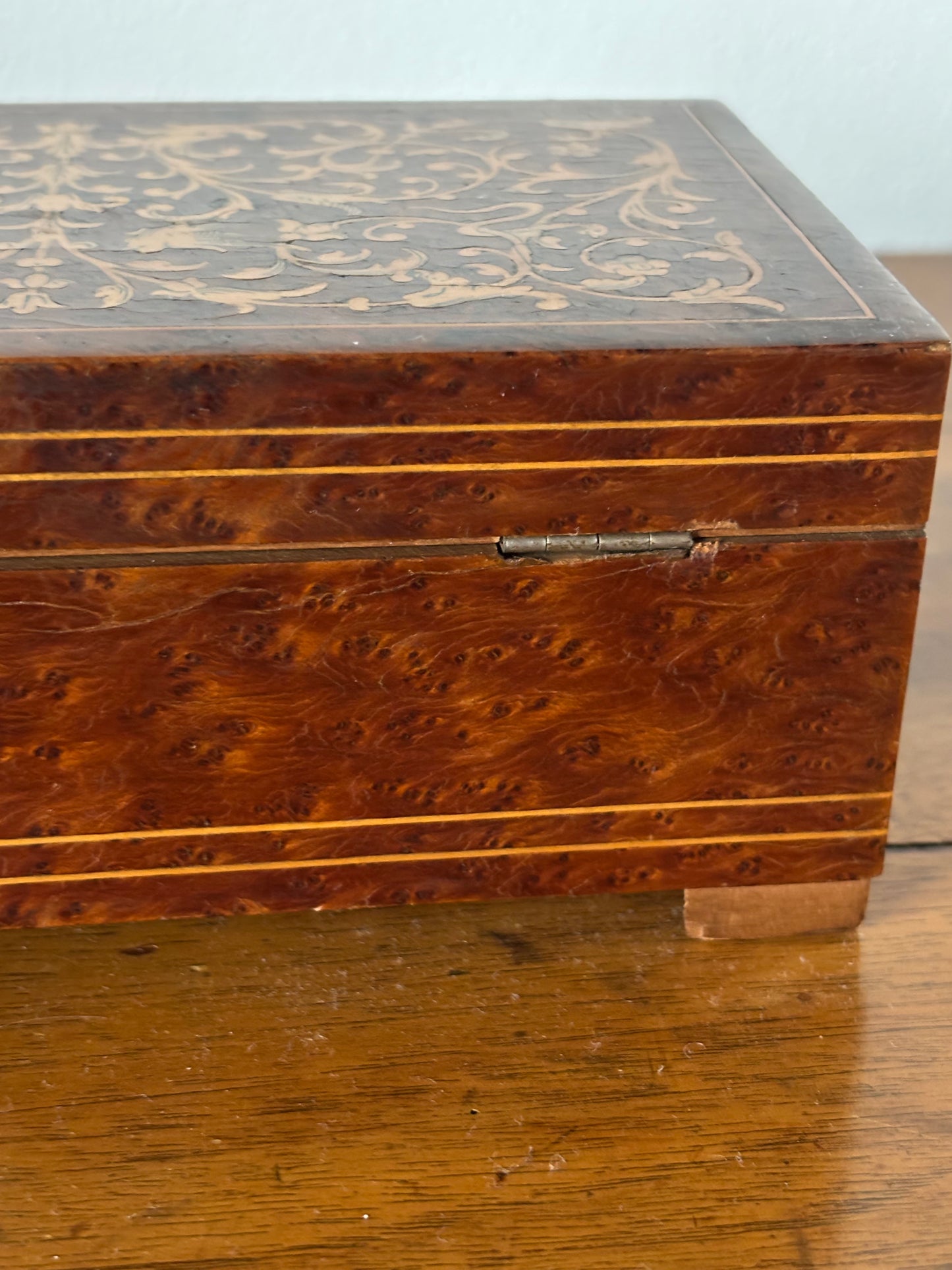 Vintage wooden inlaid jewelry box with music box – Timeless artisanal elegance