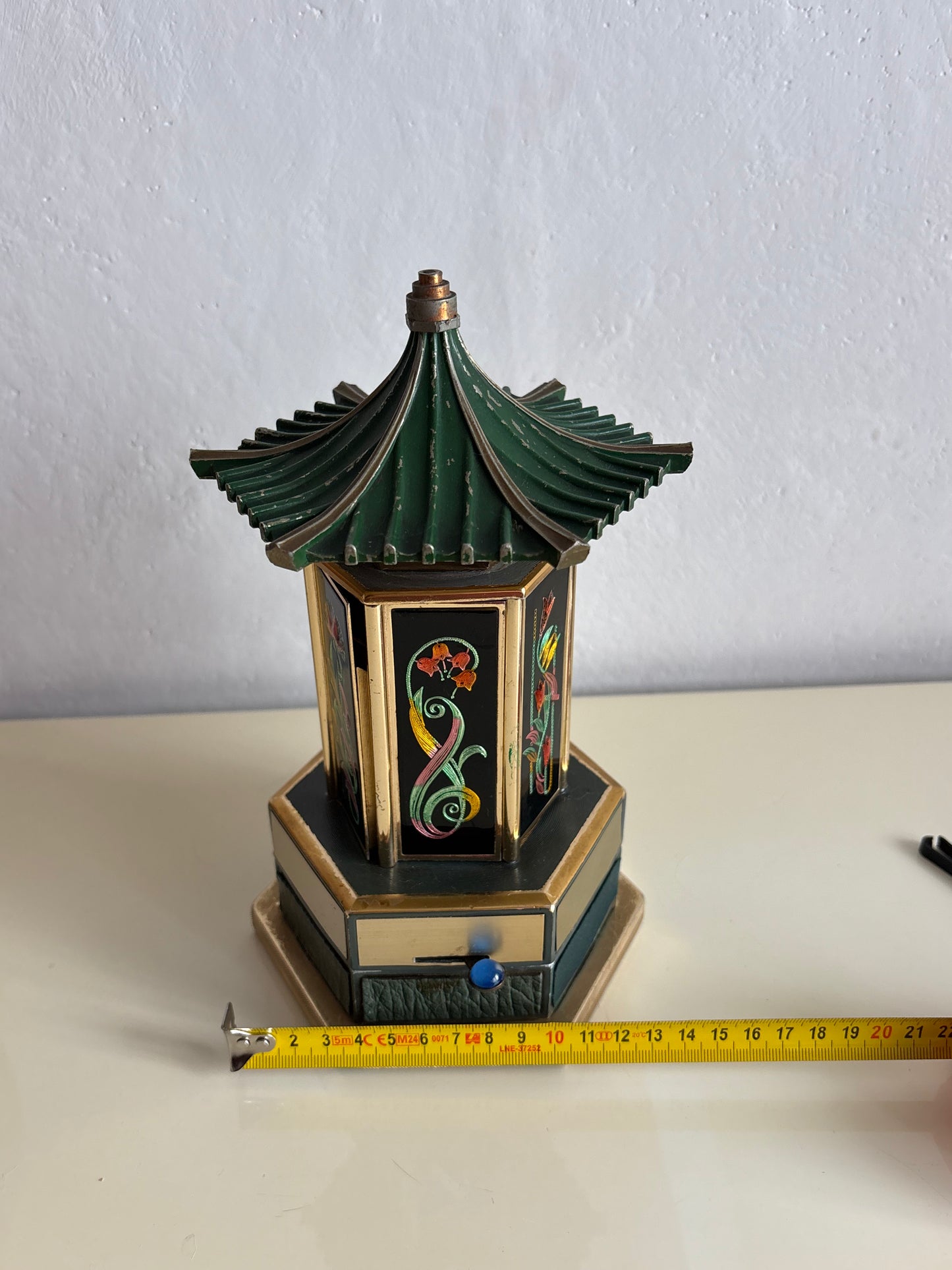 Portasigarette Musicale Giapponese Anni ’60 a Forma di Pagoda