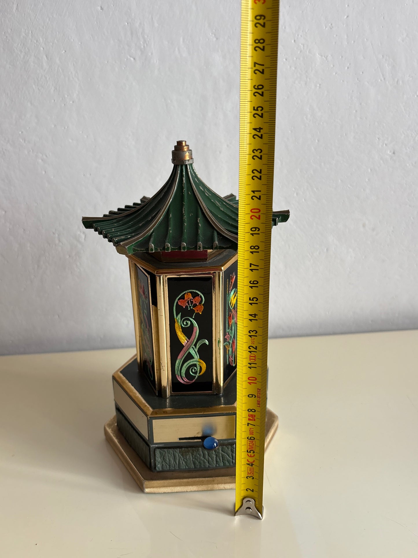 Portasigarette Musicale Giapponese Anni ’60 a Forma di Pagoda