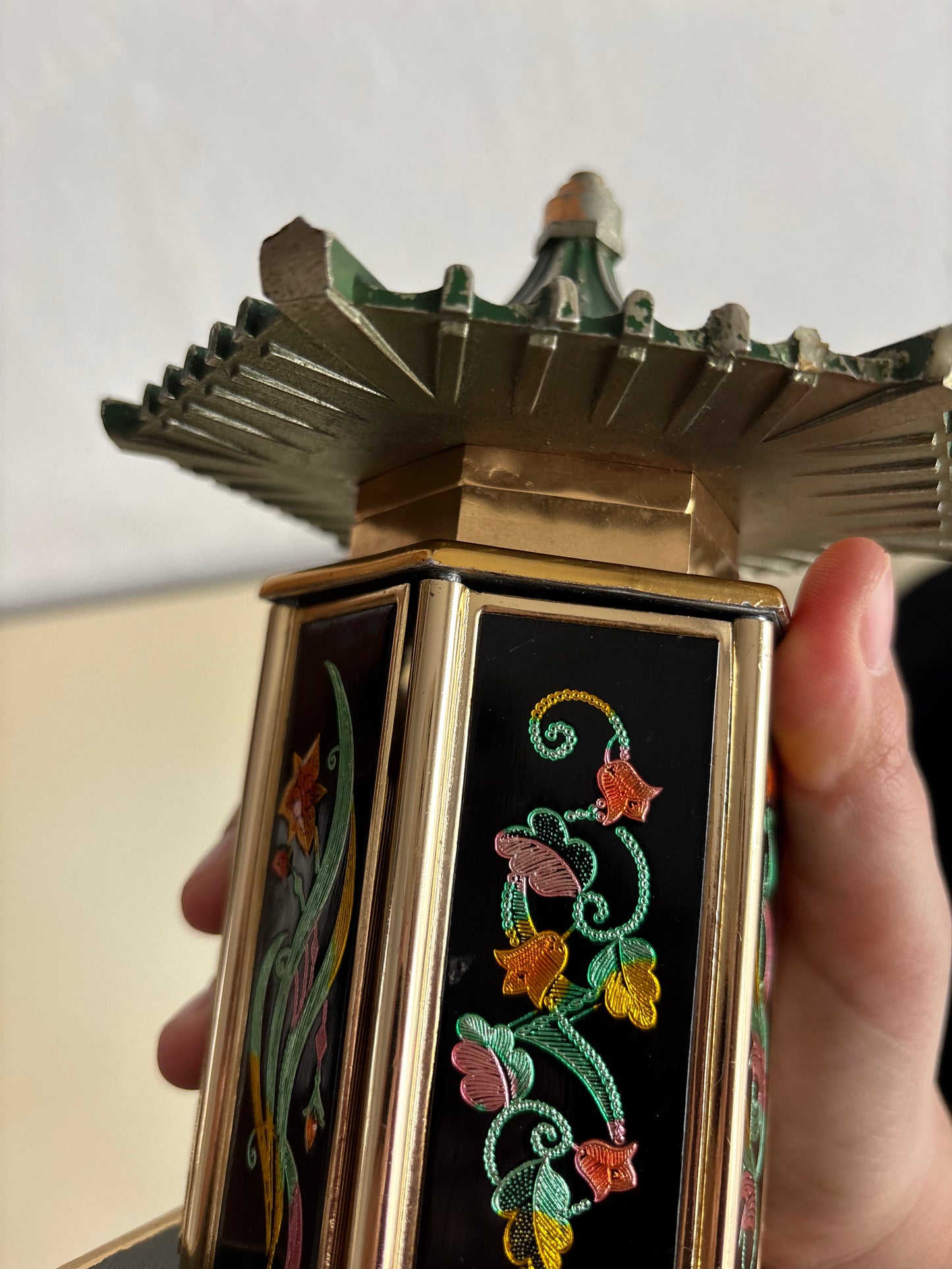 Portasigarette Musicale Giapponese Anni ’60 a Forma di Pagoda