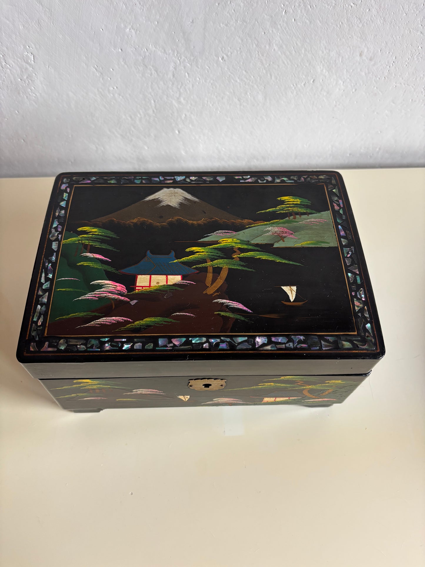 Japanische Lackschatulle mit japanischer Musik und traditionell gemaltem Landschaftsmotiv