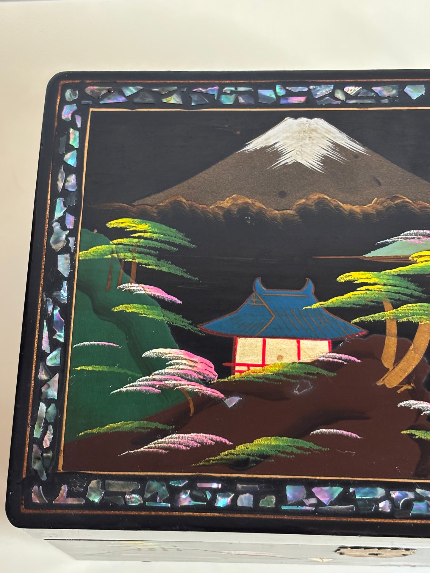 Japanische Lackschatulle mit japanischer Musik und traditionell gemaltem Landschaftsmotiv