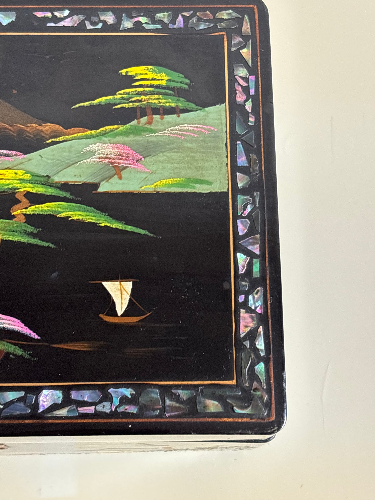 Japanische Lackschatulle mit japanischer Musik und traditionell gemaltem Landschaftsmotiv