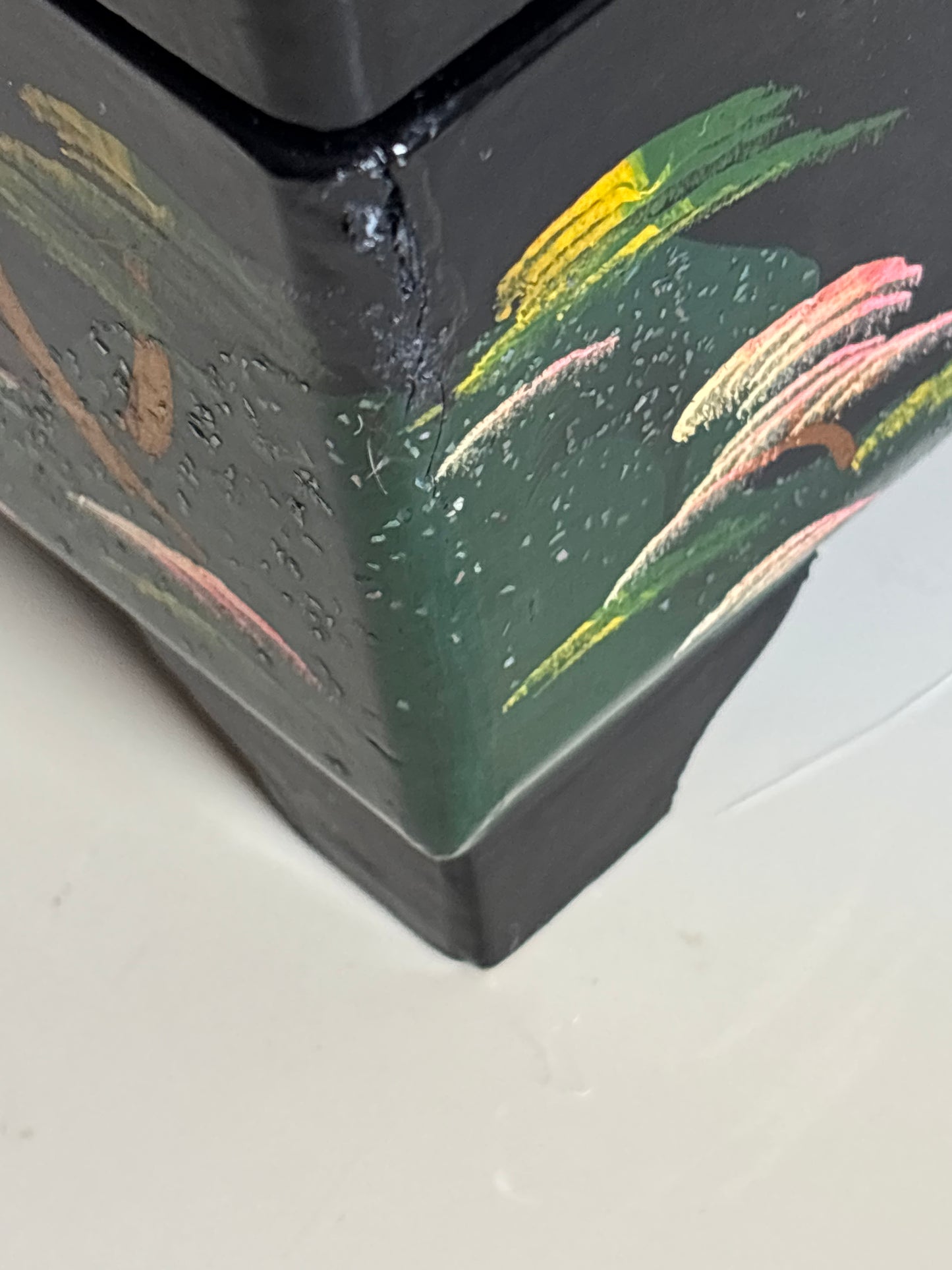 Japanische Lackschatulle mit japanischer Musik und traditionell gemaltem Landschaftsmotiv