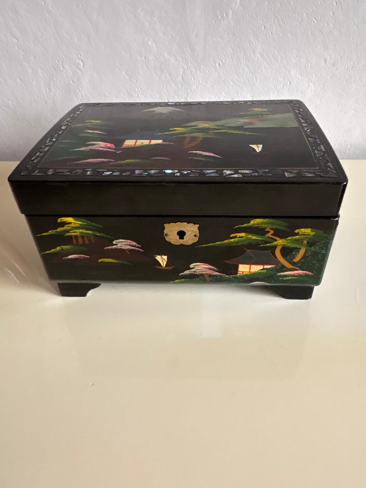 Japanische Lackschatulle mit japanischer Musik und traditionell gemaltem Landschaftsmotiv