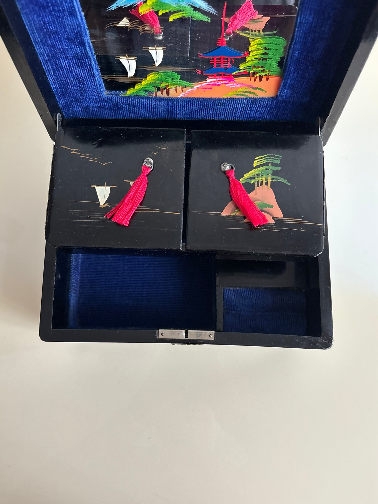 Japanische Lackschatulle mit japanischer Musik und traditionell gemaltem Landschaftsmotiv