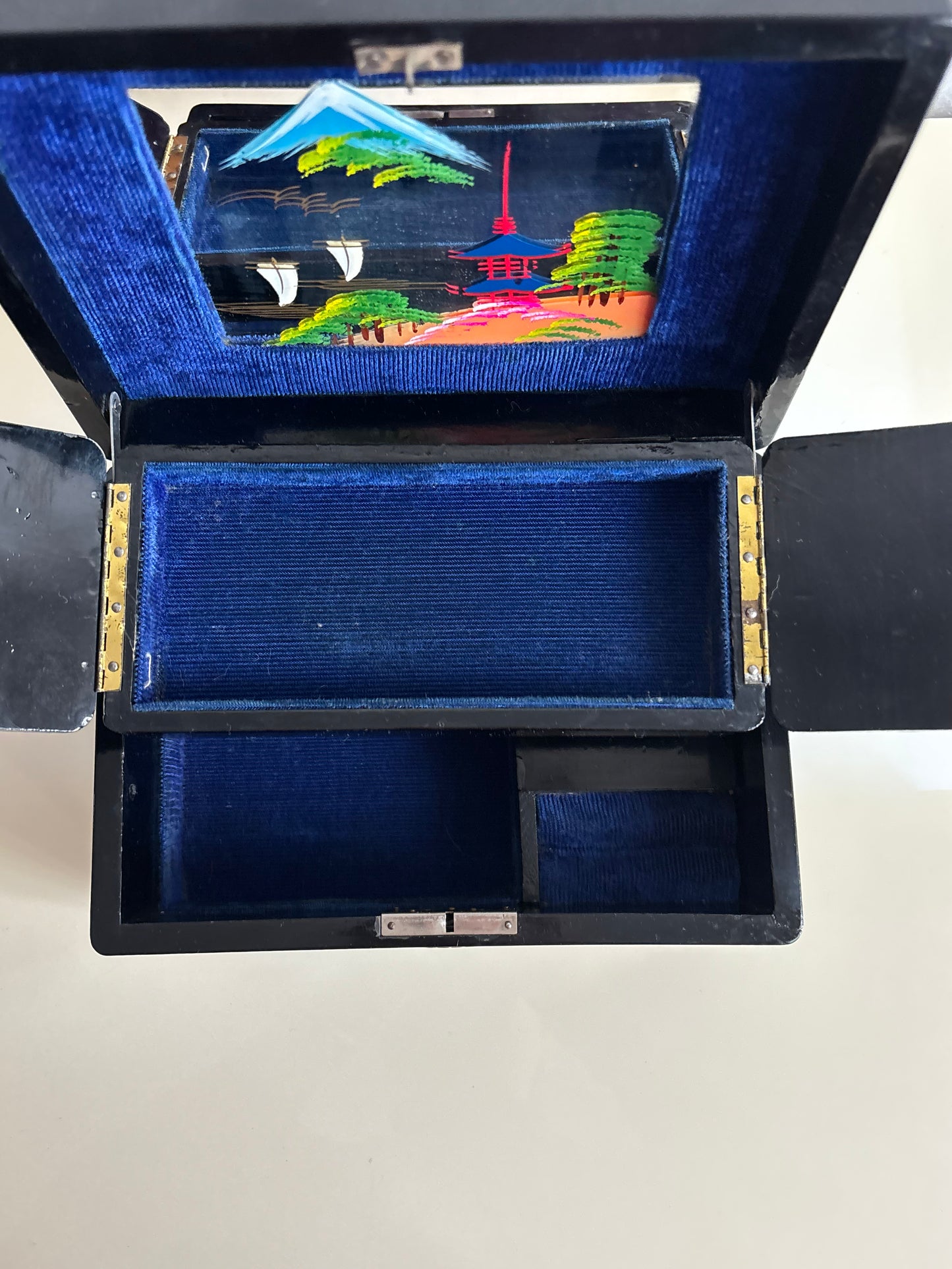 Japanische Lackschatulle mit japanischer Musik und traditionell gemaltem Landschaftsmotiv