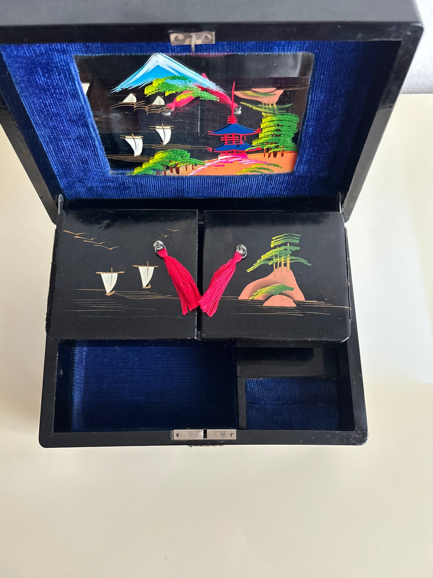 Japanische Lackschatulle mit japanischer Musik und traditionell gemaltem Landschaftsmotiv