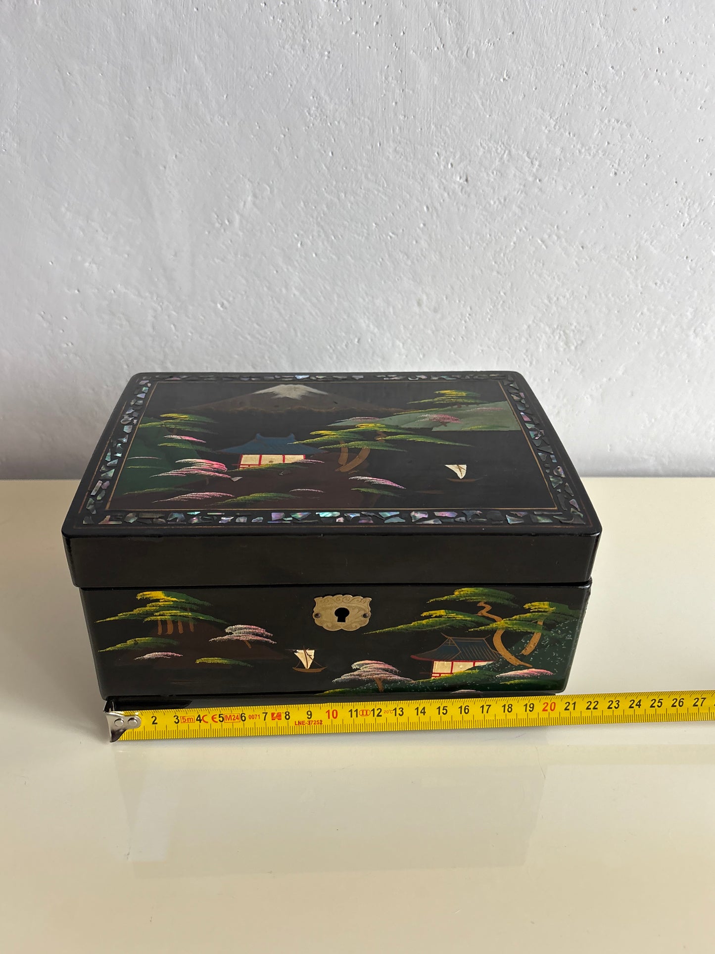 Japanische Lackschatulle mit japanischer Musik und traditionell gemaltem Landschaftsmotiv
