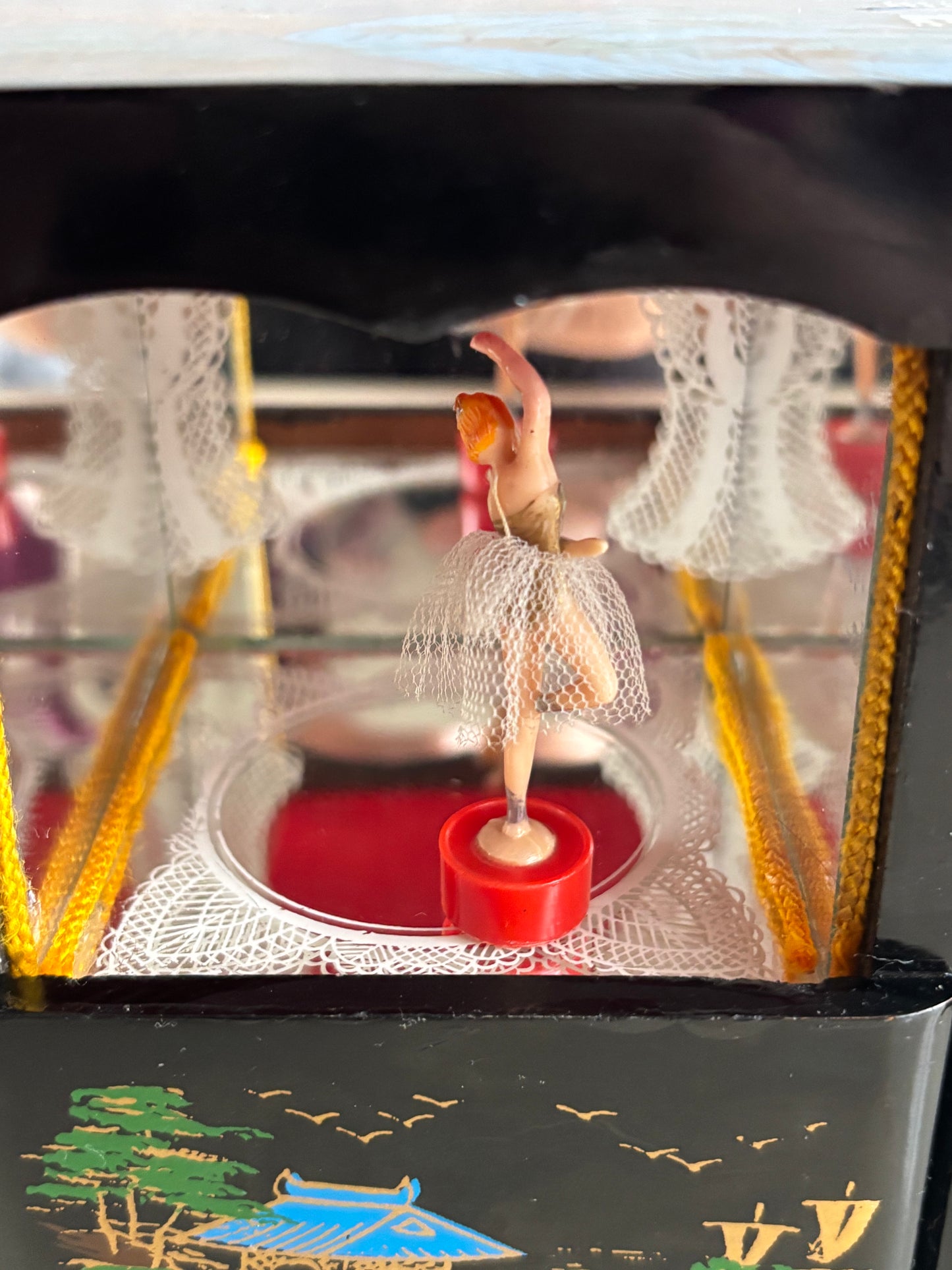 Japanische Schmuckschatulle mit magnetischer Ballerina und funktionierender Spieluhr