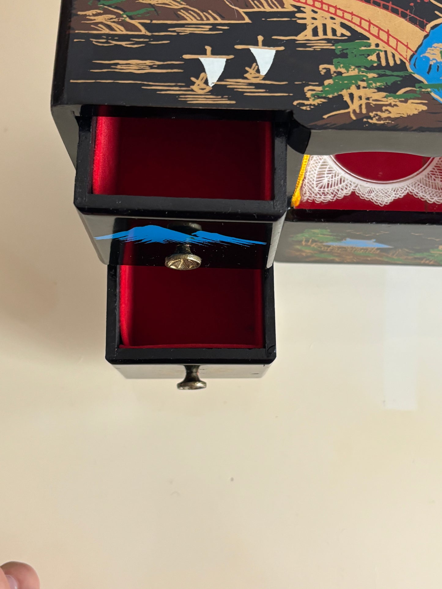 Japanische Schmuckschatulle mit magnetischer Ballerina und funktionierender Spieluhr