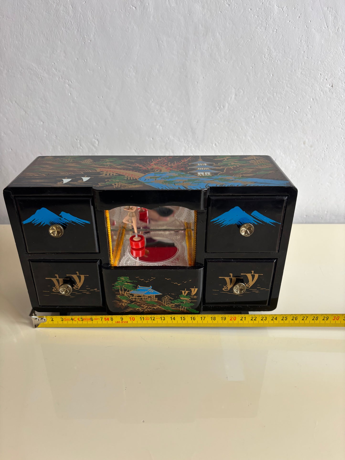 Japanische Schmuckschatulle mit magnetischer Ballerina und funktionierender Spieluhr