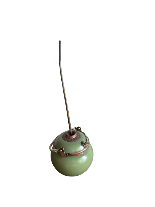 Pipa da oppio in ceramica e metallo con montature ornamentali