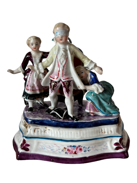Calamaio in ceramica d’epoca – Scena nobiliare con il gioco della mosca cieca del '900