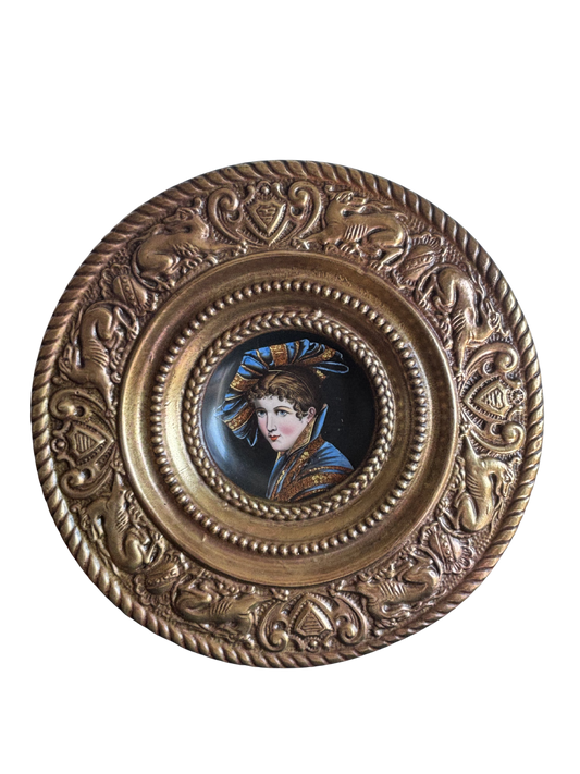 Miniatura in ceramica con cornice in metallo lavorato a sbalzo