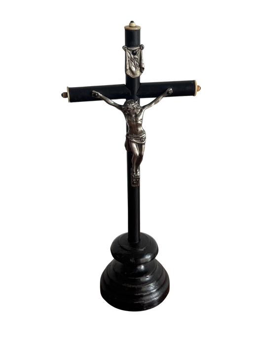 Crocefisso in legno con Cristo in metallo