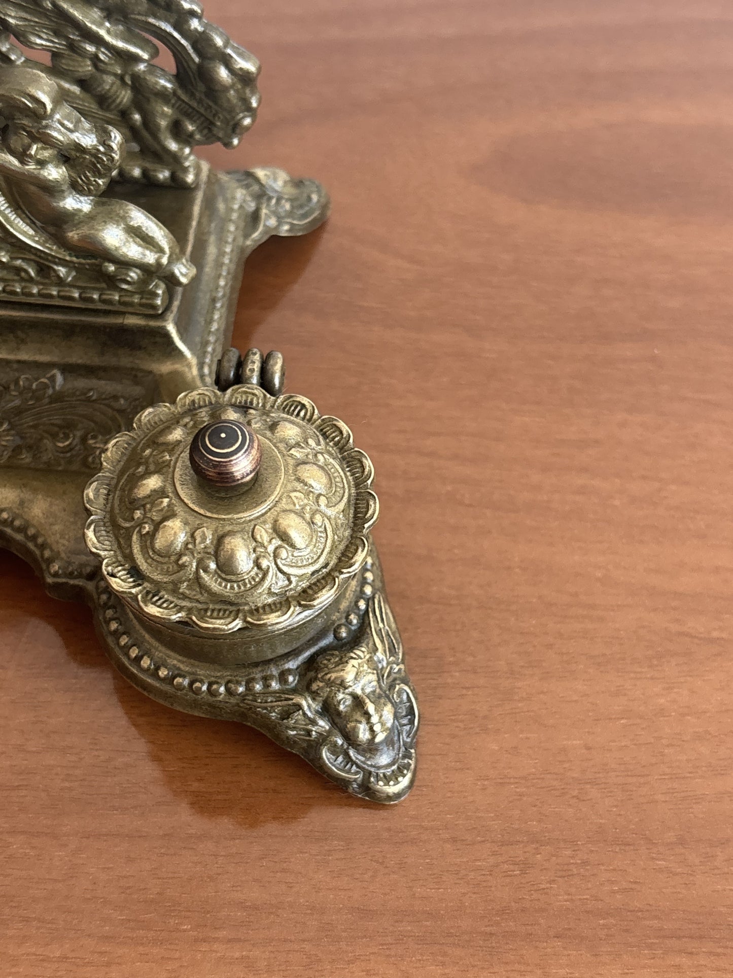 Vintage‑Tintenfass aus Metall mit originalen Behältern