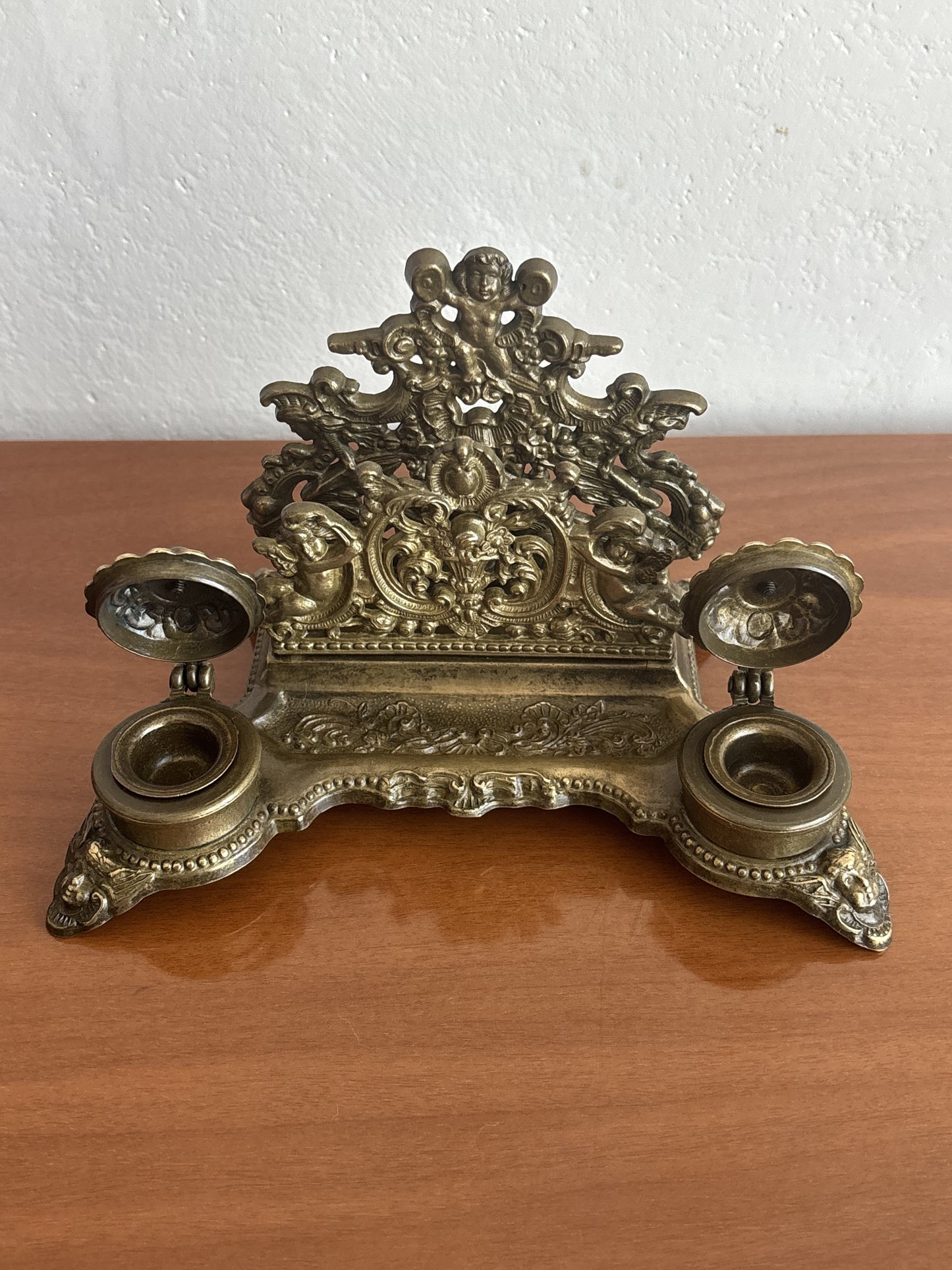 Vintage‑Tintenfass aus Metall mit originalen Behältern