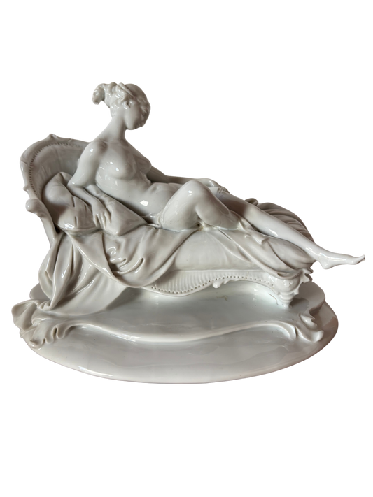 Statuetta Liberty in Ceramica – Grazia Eterea e Fascino Senza Tempo