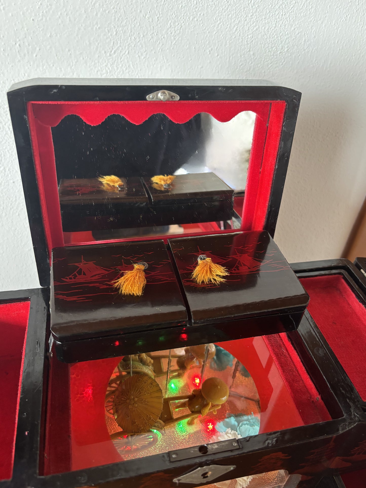 Japanese jewelry box with illuminated rickshaw scene