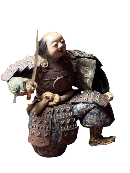 Figura di samurai d’epoca in materiali misti con armatura tradizionale